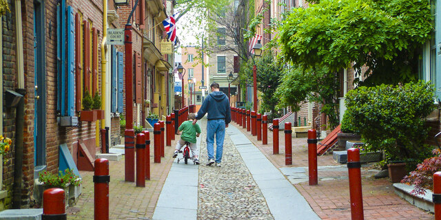 Elfreth's Alley Deck the Alley