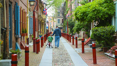 Elfreth's Alley Deck the Alley